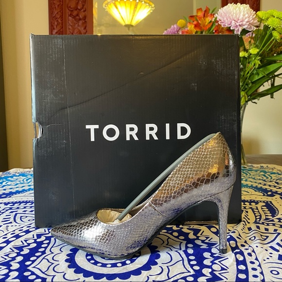 NWT TORRID WIDE WIDTH Pewter Snake Print Pumps - Picture 10 of 12